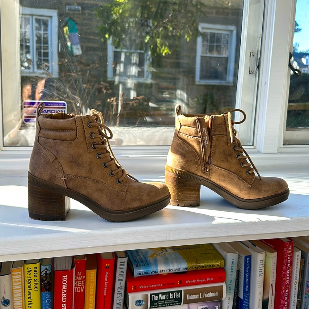 B-52 by Bullboxer lace-up block heel leather boots size 6.5